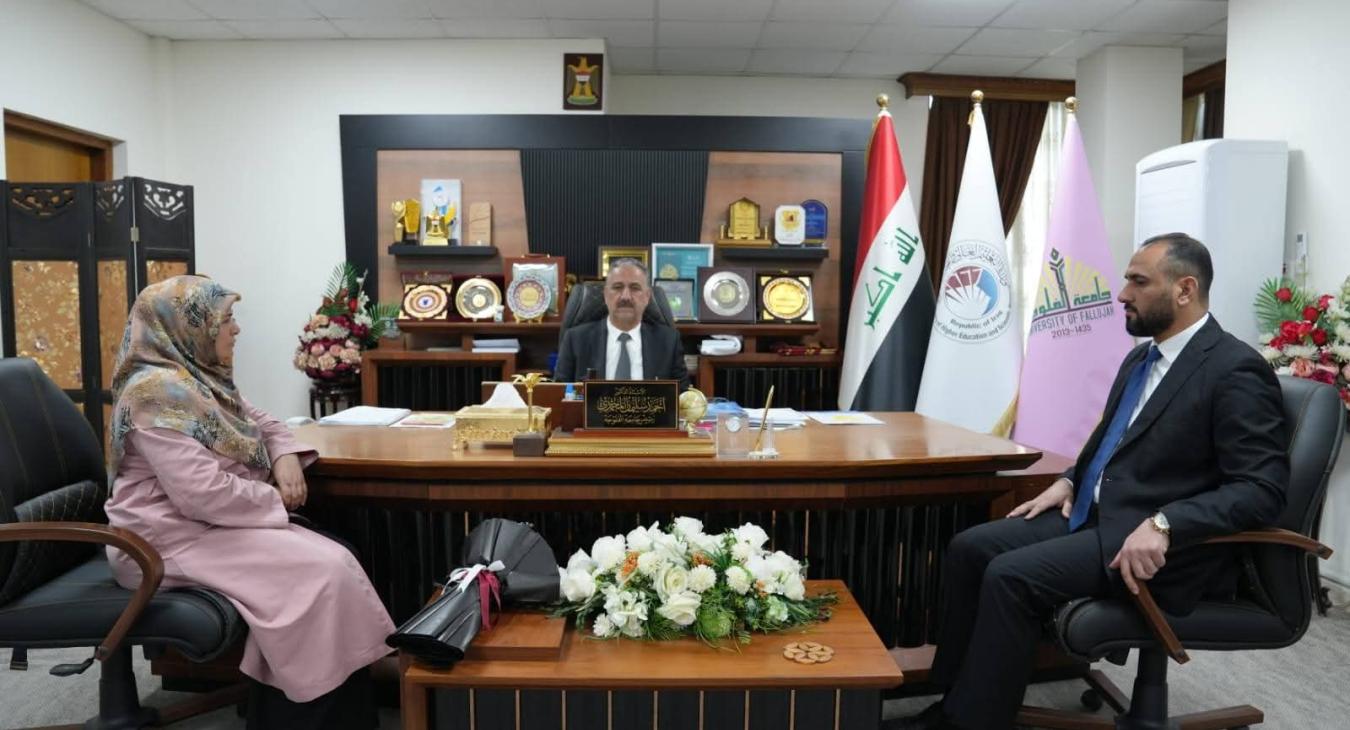 The president receives the new and former heads of the university's psychological counseling department.